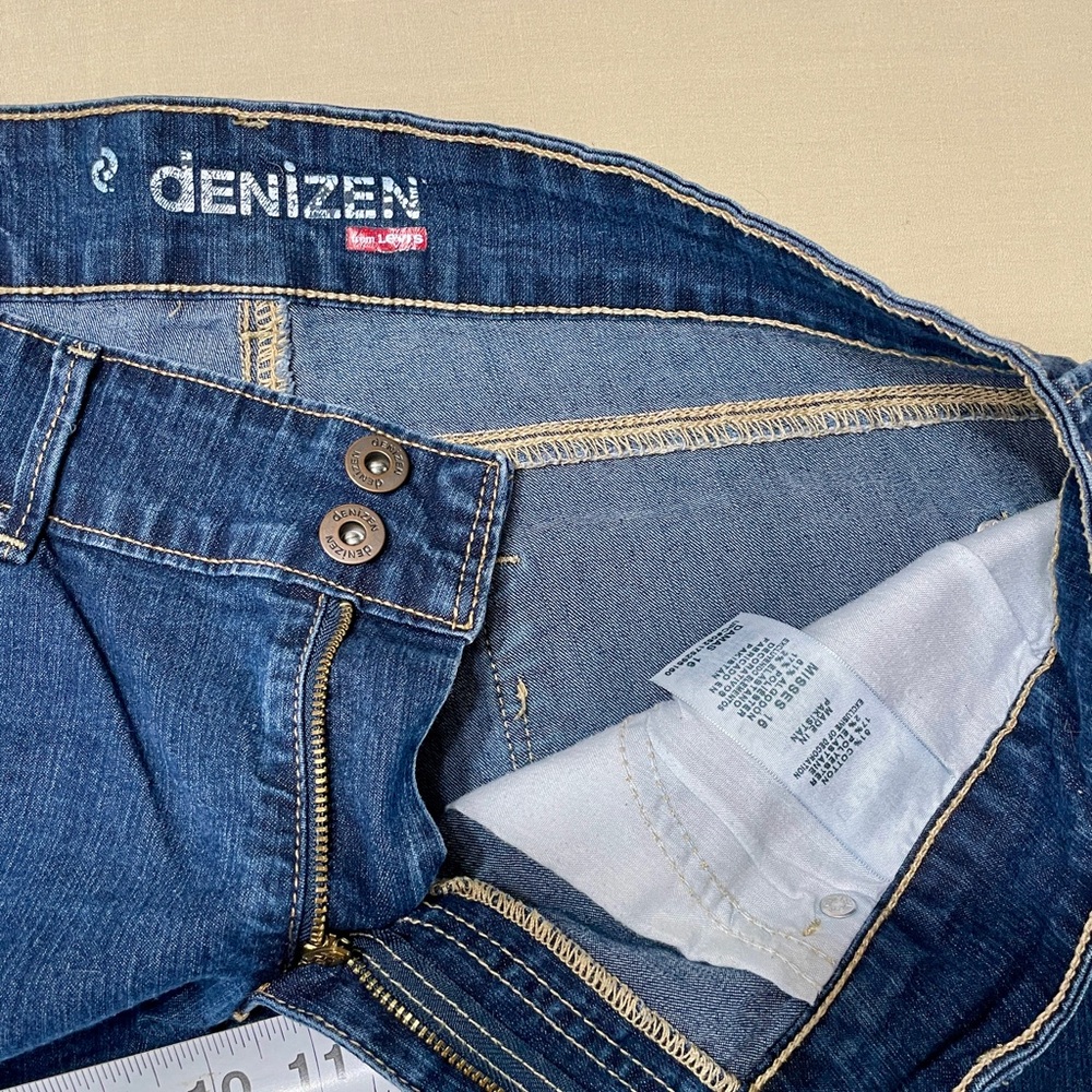 Denizen from Levi's Women's Dark Blue Denim Shorts - Picture 3 of 5
